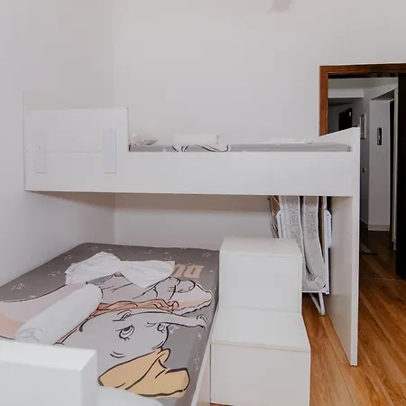 Central Nest アパート *