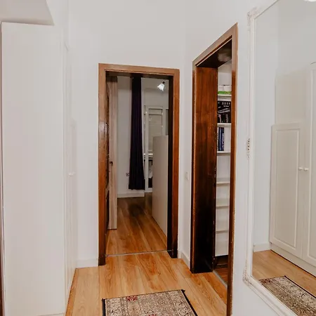 アパート Central Nest ティラナ