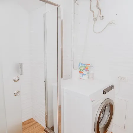 Central Nest * ティラナ